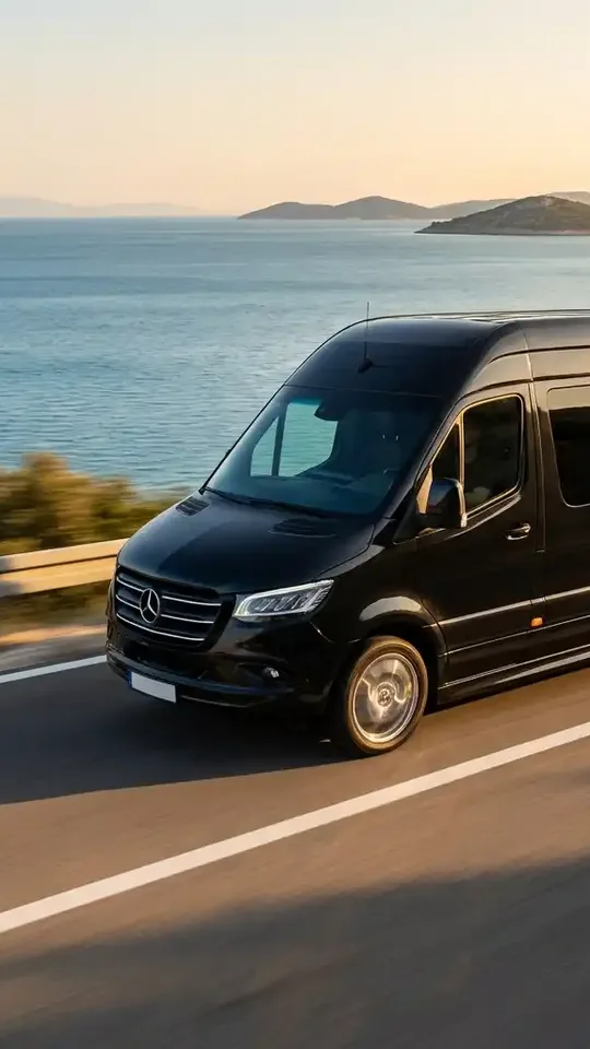 Mercedes Sprinter kombi na primorskom auto-putu tokom zalaska sunca